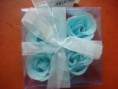 ROSAS DE SABONETE MONTADAS COM PÉTALAS DE SABONETE EM CAIXA DE ACETATO